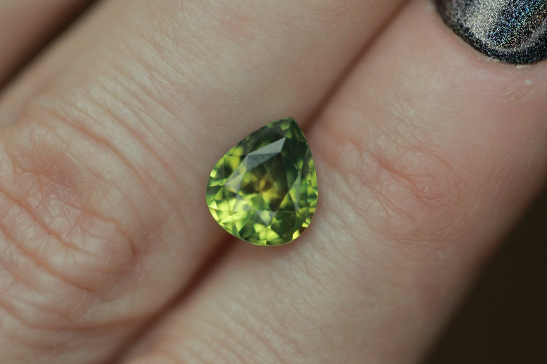 2.53 ct green yellow pear sapphire - Amunet Jewelry